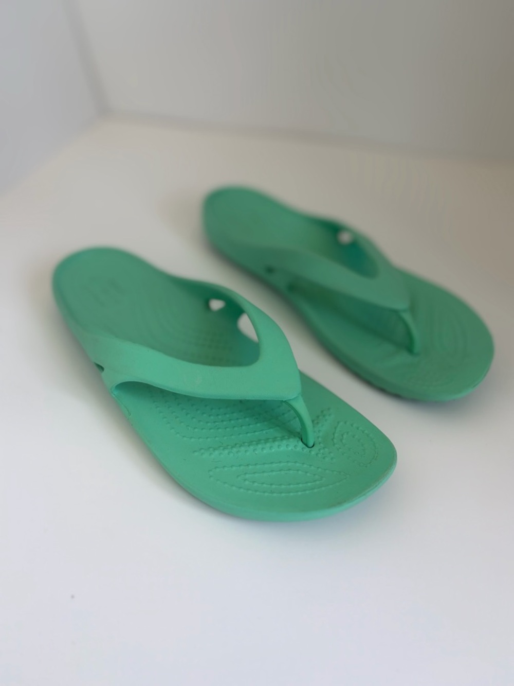 CROCS Mint Green Cushioned Women’s Slip-On Flip Flop Sandals Size 7